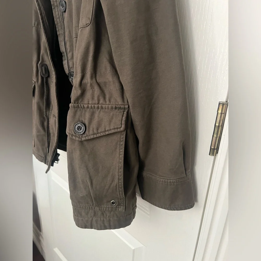 Levi's Women's Utility Jacket in Olive - Picture 9 of 9